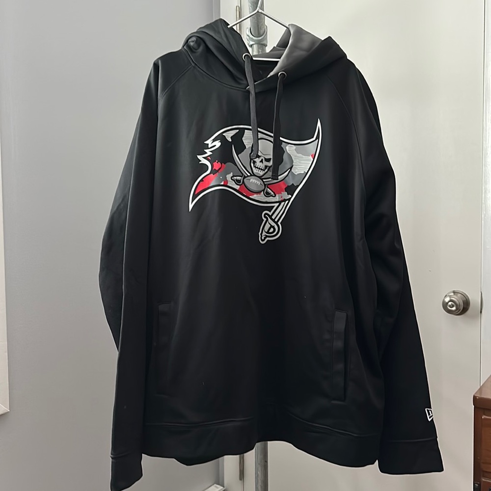 Men’s XXL NFL team apparel by New Era Tampa Bay Buccaneers hoodie.